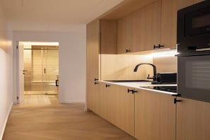 Wasserkocher mit Kaffee-/Teezubehör, Kühlschrank, Mikrowelle, Ofen