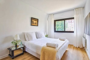 2 Schlafzimmer, Schreibtisch, Bügeleisen/Bügelbrett, Internetzugang
