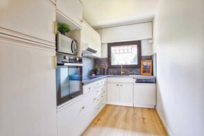 Wasserkocher mit Kaffee-/Teezubehör, Kühlschrank, Mikrowelle, Ofen