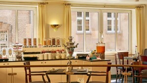 En hotelbar med bardisk, stole og udsigt til gaden.