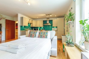 Internet, bed sheets - Leafy Leith 2BDR Retreat with a Private Balcony (Edinburgh)