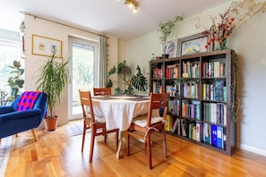 Dining - Leafy Leith 2BDR Retreat with a Private Balcony (Edinburgh)