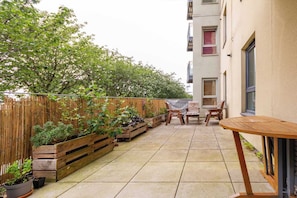Outdoor dining - Leafy Leith 2BDR Retreat with a Private Balcony (Edinburgh)