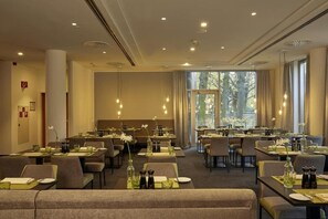 Dining - H4 Hotel Kassel by Sunday Twin Room (Kassel)
