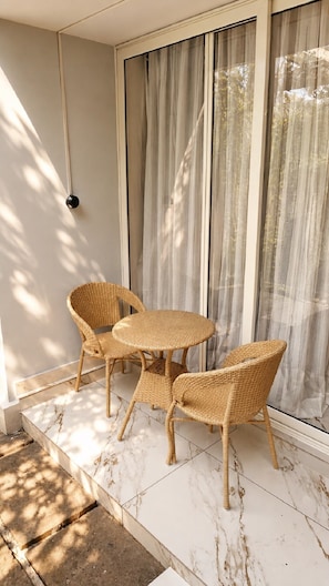 Quarto luxo, 1 cama Queen, varanda, ao lado da praia | Opções para refeição ao ar livre