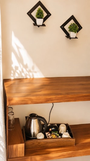 Deluxe kamer, 1 queensize bed, terras, aan het strand | Koffie en/of koffiezetapparaat