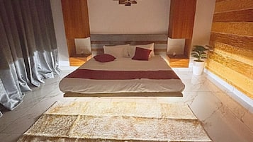Deluxe Room, 1 Queen Bed, Patio, Beachside | Laptop workspace, WiFi (free)