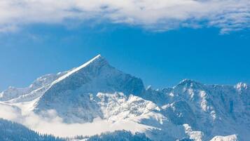 Een besneeuwde bergtop onder een heldere lucht.