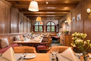 Dining - Sunday Hotel Garmisch Partenkirchen Twin Room (Garmisch-Partenkirchen)