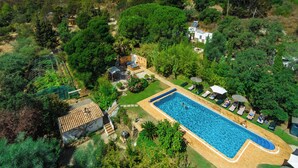 A residential property with a swimming pool, garden, and a view of the surrounding hills. - Moinhos Velhos Juice Detox & Yoga (Lagos)