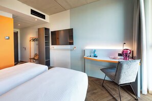 Room - Comfortable Superior Double Stay with Workspace | Pets are Allowed (Stuttgart)
