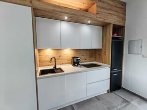 Wasserkocher mit Kaffee-/Teezubehör, Kühlschrank, Mikrowelle, Toaster