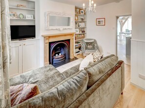 TV - 2 bedroom accommodation in Winchester (Winchester)