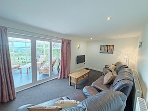 TV, fireplace - Hendre Aled Farmhouse (Llanssannan)