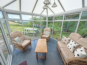 TV, fireplace - Hendre Aled Farmhouse (Llanssannan)