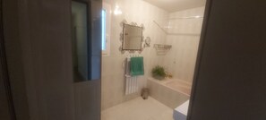 Een douche, een haardroger, toiletpapier