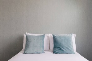 Bügeleisen/Bügelbrett, Reisekinderbett, Internetzugang, Bettwäsche