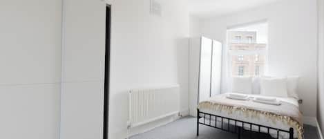 4 bedrooms, iron/ironing board, travel cot, Internet