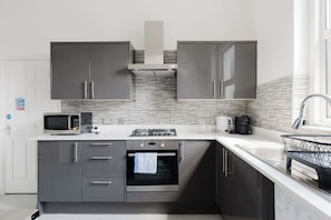 Wasserkocher mit Kaffee-/Teezubehör, Kühlschrank, Mikrowelle, Ofen