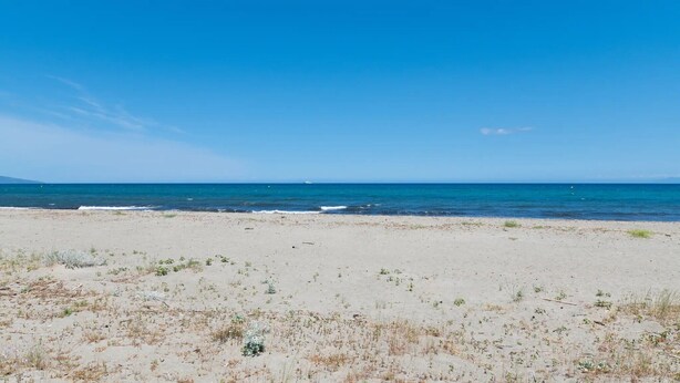 A beach with a clear sky and calm sea. - Guest Room “Futura 1 - House of the Future” in Borgo, 50 m from the Beach (Borgo)