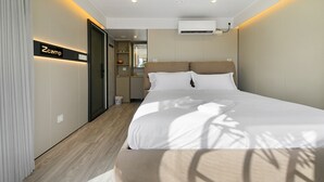 Room - Guest Room “Futura 1 - House of the Future” in Borgo, 50 m from the Beach (Borgo)