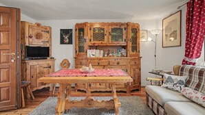 Una sala de estar acogedora con un mueble de madera, un televisor y un sofá.