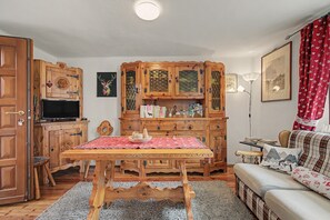 Un salon confortable avec un meuble en bois, une télévision et un canapé.