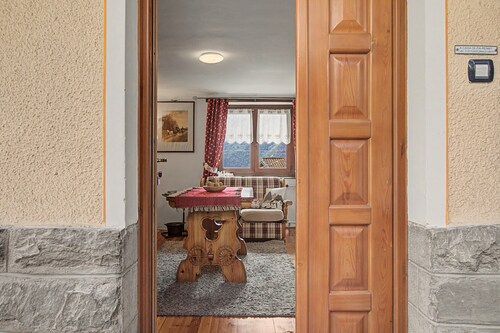 Apartment 'A Casa Di Zia Renny' with Mountain View, Shared Garden and Wi-Fi