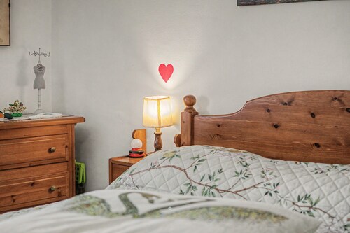 Apartment 'A Casa Di Zia Renny' with Mountain View, Shared Garden and Wi-Fi