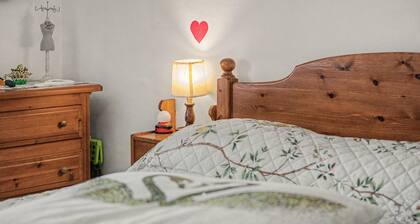 Apartment 'A Casa Di Zia Renny' with Mountain View, Shared Garden and Wi-Fi