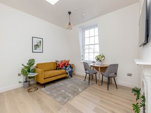 TV - Ultra-Modern Apartment on Castle Street (Edinburgh)