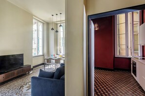 Apartment, Balkon | Wohnbereich | 35-cm-Fernseher mit Digitalempfang