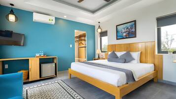 Kamar Deluks, 1 Tempat Tidur King, balkon | Brankas, tirai kedap cahaya, kedap suara, dan Wi-Fi gratis