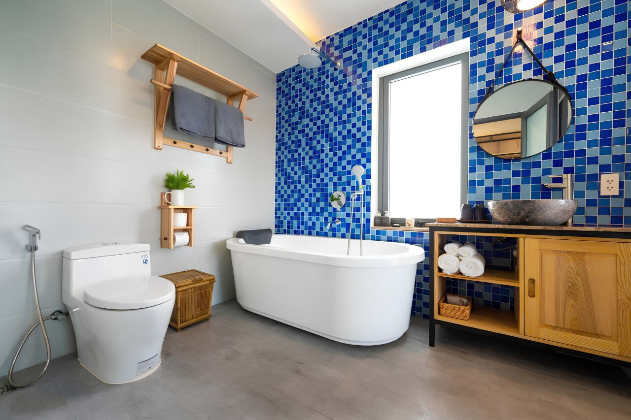 Baignoire, articles de toilette (gratuits), séchoir à cheveux