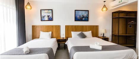 Deluxe-Dreibettzimmer | Verdunkelungsvorhänge, schallisolierte Zimmer, kostenloses WLAN