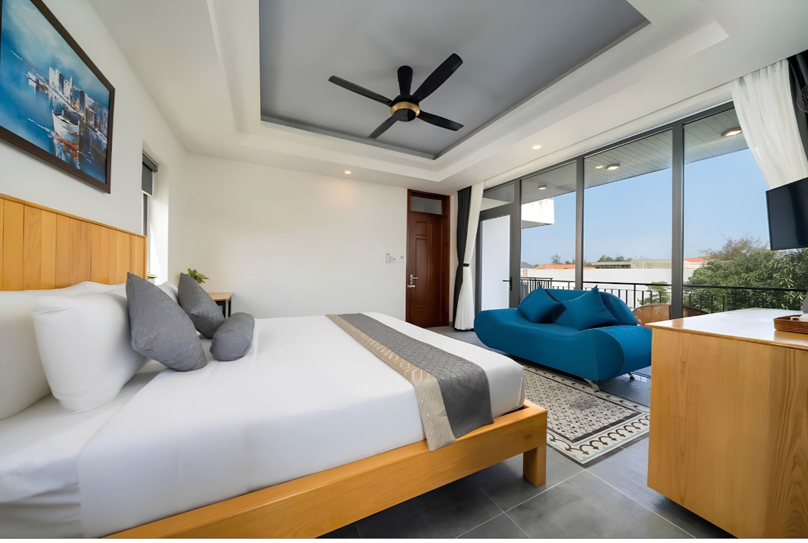 Deluxe Room, 1 King Bed, Balcony | Blackout curtains, soundproofing, free WiFi