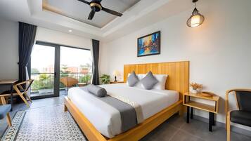 Kamar Deluks, 1 Tempat Tidur King, balkon | Brankas, tirai kedap cahaya, kedap suara, dan Wi-Fi gratis