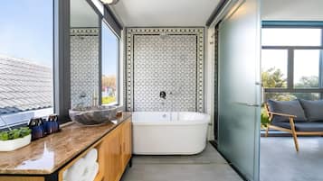 Een bad, gratis toiletartikelen, een haardroger, pantoffels