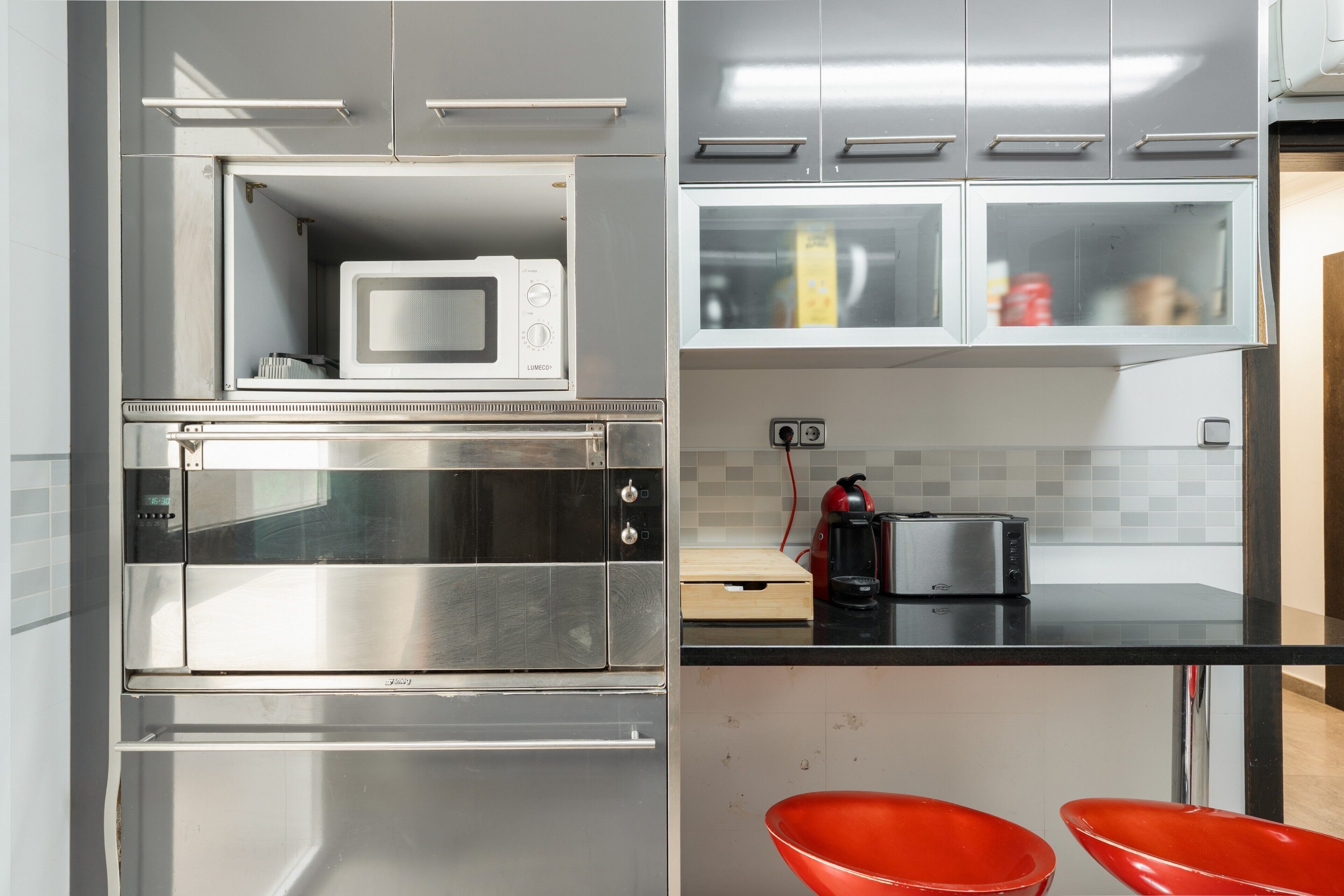 Coffee/tea maker, fridge, microwave, oven