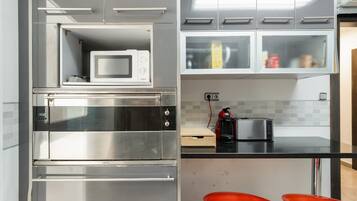 Coffee/tea maker, fridge, microwave, oven