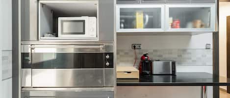 Coffee/tea maker, fridge, microwave, oven