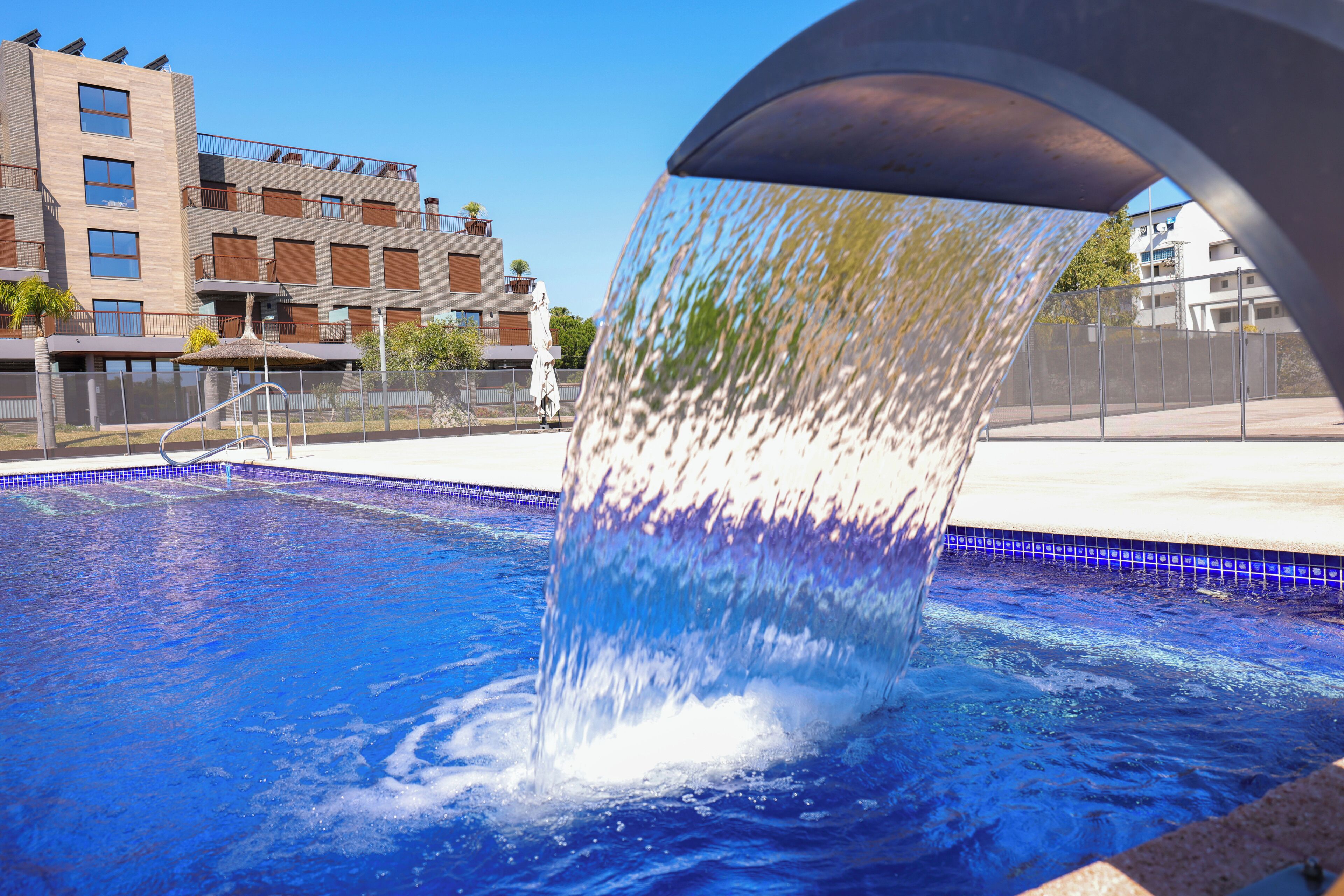Una piscina al aire libre, una piscina climatizada