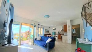 Living area - A rare find in the historic center: ocean view, private parking, and 3 terraces (Orosei)