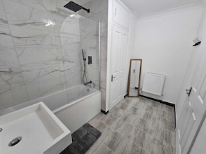 Hair dryer, towels, soap, toilet paper - Stylish Flat Minutes From Central London (London)