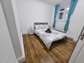 1 bedroom, iron/ironing board, WiFi, bed sheets - Stylish Flat Minutes From Central London (London)