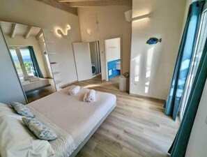 Tabla de planchar con plancha, wifi, ropa de cama