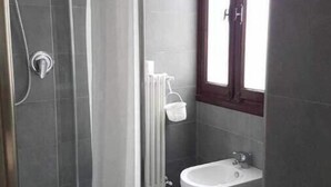 Dusche, Haartrockner, Bidet, Handtücher