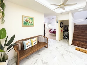 Maison Confort, vue jardin | Intérieur