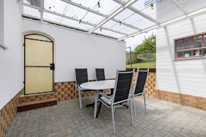 Outdoor dining - Apartment 'Country Idyll – Nostalgia' with Shared Terrace and Wi-Fi (Ortenberg)