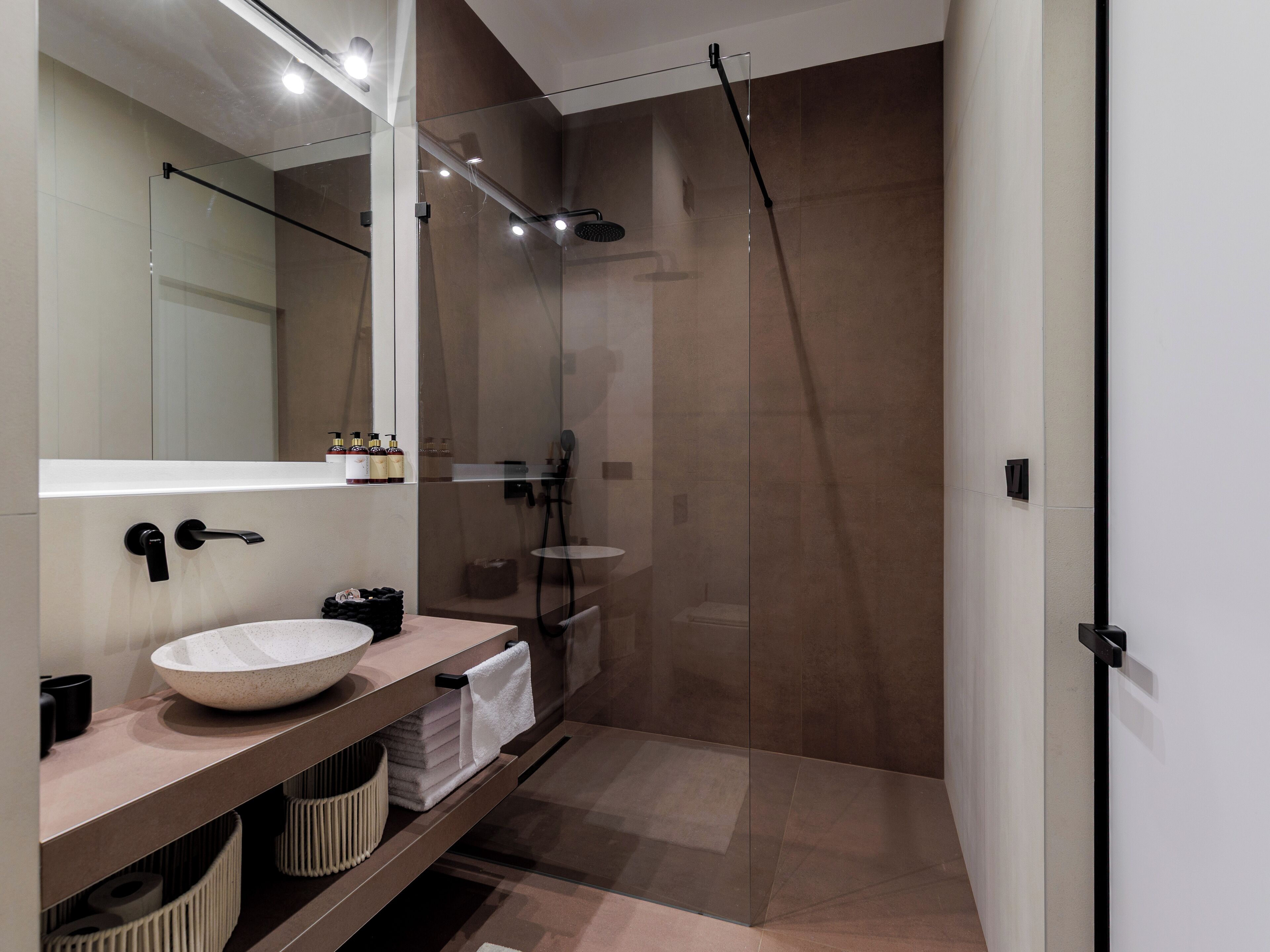 Superior Apartment, Balcony, Garden View (Modern) | Bathroom | Shower, free toiletries, hair dryer, bathrobes